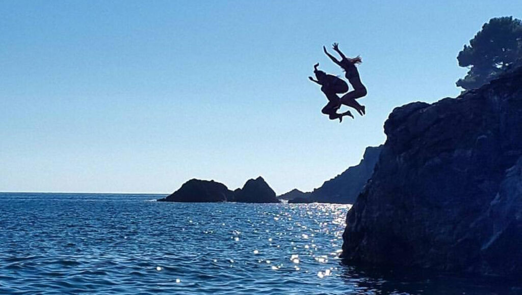 Tuffarsi nel mare delle CInque Terre 1024x580